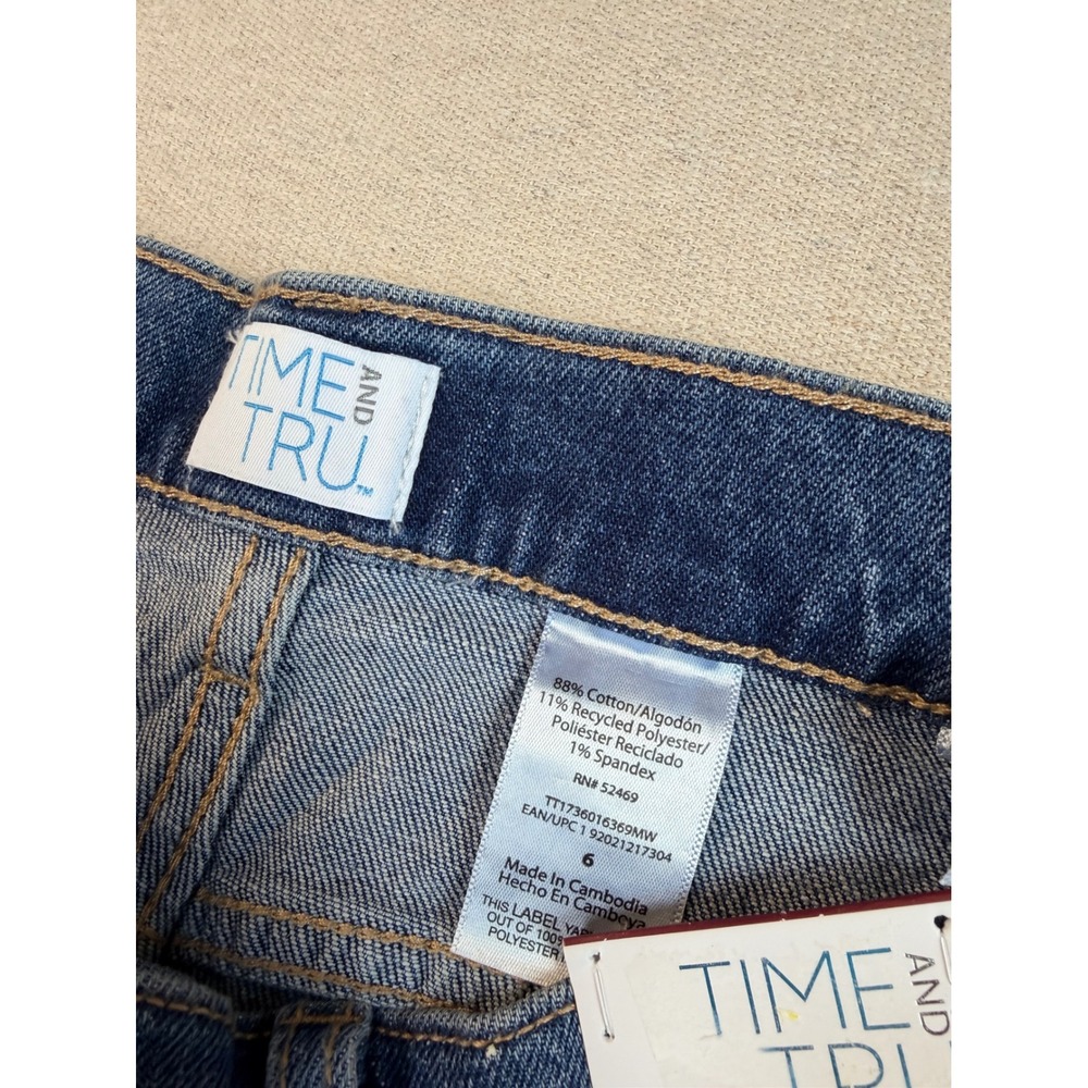 Time and Tru Women High Rise Denim Shorts Medium Wash Blue Size 6 5in Inseam NWT - Picture 3 of 4